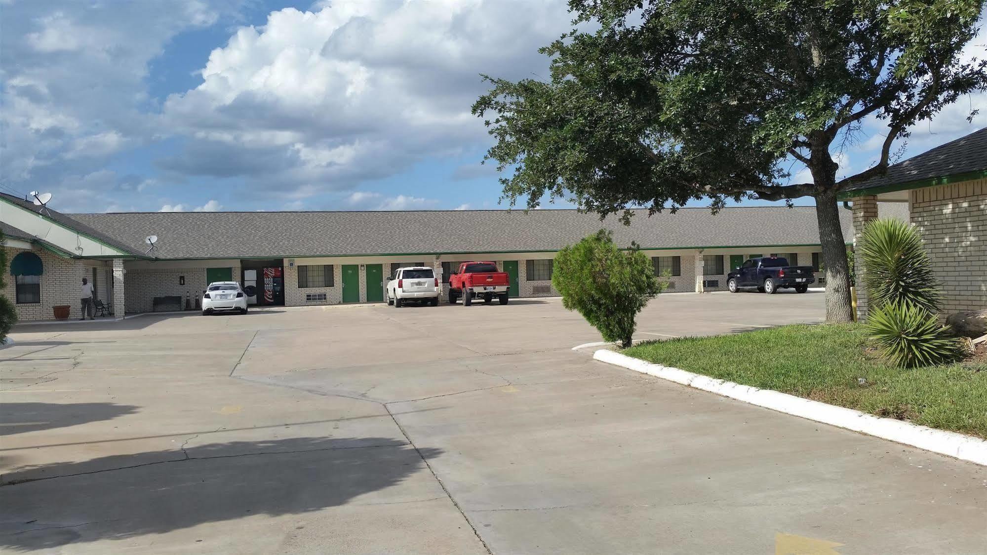Garden Inn & Suites Hebbronville Экстерьер фото