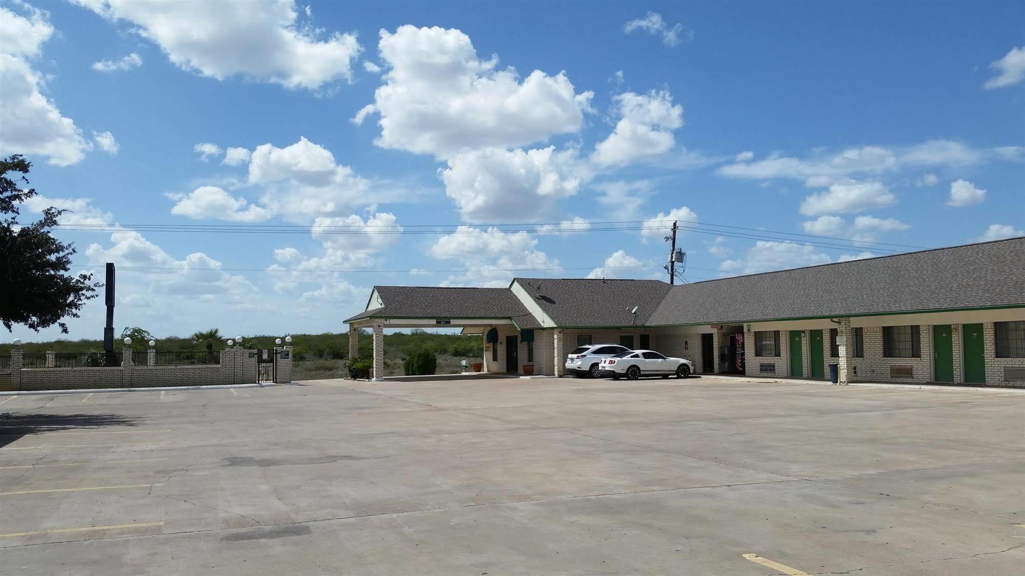 Garden Inn & Suites Hebbronville Экстерьер фото